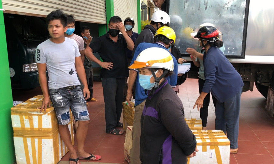 Xe mở cửa cuốn để bốc hàng đã có chục người đưa hàng đến mong gửi được hàng đi cho người thân ở TP. Hồ Chí Minh.