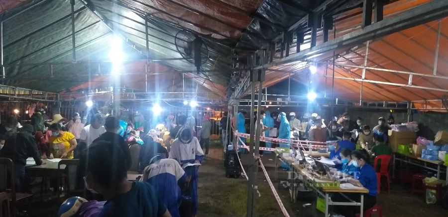 Người dân thực hiện kiểm tra thân nhiệt và khai báo y tế tại chốt kiểm dịch xã Hòa Phú, TP.Buôn Ma Thuột trước khi tiếp tục hành trình. (Ảnh: N.G)