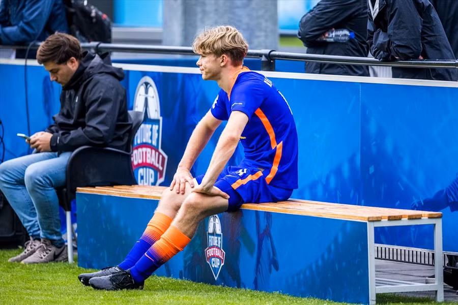 Cầu thủ bị thẻ vàng sẽ rời sân trong 5 phút. Ảnh: FIFA