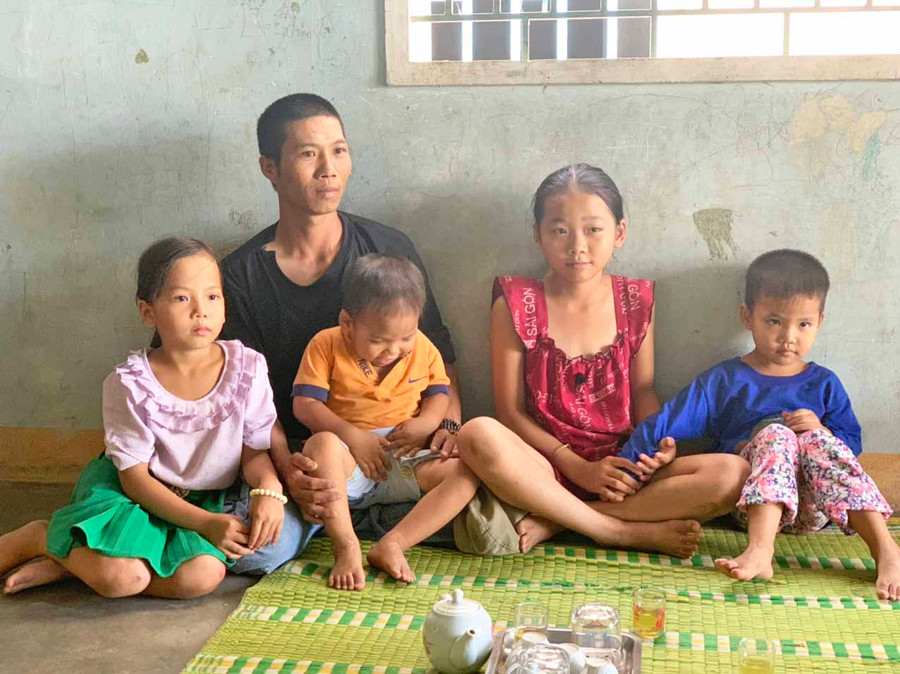 Anh Nguyễn Văn Thanh và các con. Ảnh: Nhật Hào