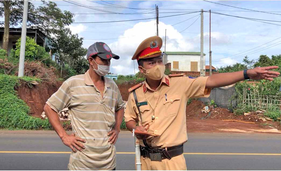 Lực lượng Cảnh sát Giao thông thuộc Công an huyện Chư Păh đang tuyên truyền, hướng dẫn tài xế xe tải về quy định phân luồng tuyến hoạt động trên đường Hồ Chí Minh đoạntuyến tránh Pleiku. Ảnh Lê Hòa