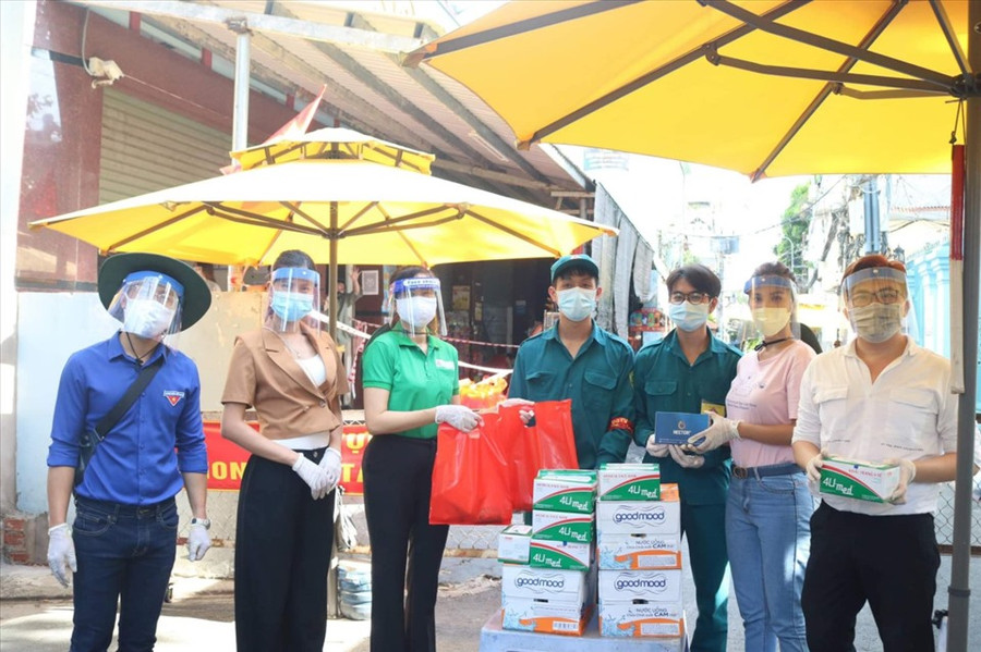 MC Quỳnh Hoa hỗ trợ vật phẩm cho lực lượng kiểm soát và trẻ em tại Sài Gòn. Ảnh: NVCC MC Quỳnh Hoa hỗ trợ vật phẩm cho lực lượng kiểm soát và trẻ em tại Sài Gòn. Ảnh: NVCC