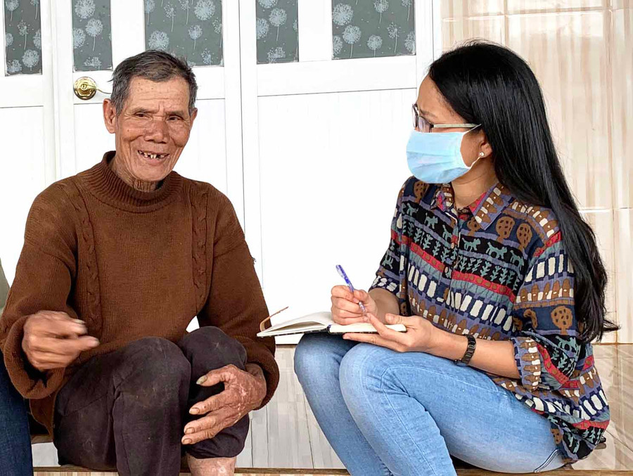 Ông Puih Ping-già làng Maih, nguyên Xã đội phó xã B6 (nay là xã Ia Pếch, huyện Ia Grai) trao đổi cùng phóng viên. Ảnh: Phương Loan