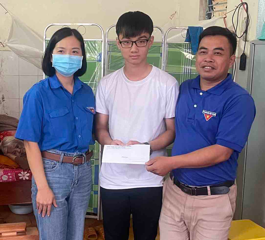 4- Đoàn thanh niên Trường THPT Phan Bội Châu thăm, tặng quà động viên em Vũ Quốc Khánh trước kỳ thi tốt nghiệp. Ảnh: Mộc Trà.