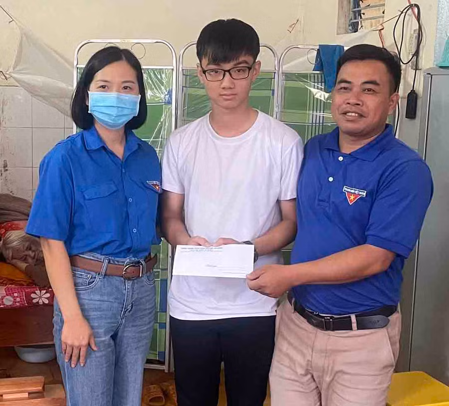 4- Đoàn thanh niên Trường THPT Phan Bội Châu thăm, tặng quà động viên em Vũ Quốc Khánh trước kỳ thi tốt nghiệp. Ảnh: Mộc Trà.