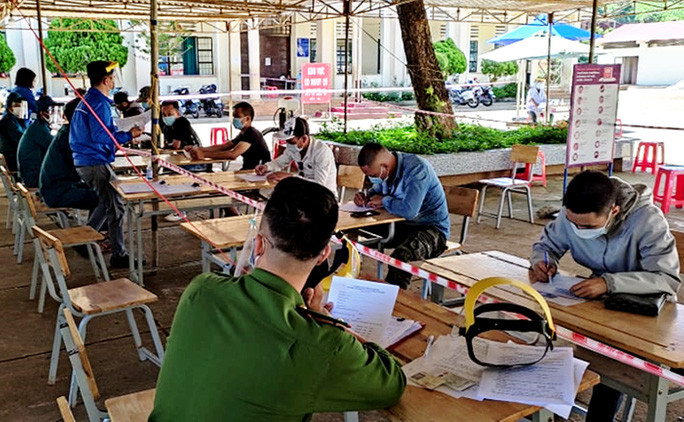 Các đối tượng trốn khai báo tại chốt kiểm dịch Covid-19 đang làm việc với cơ quan Công an huyện Di Linh.