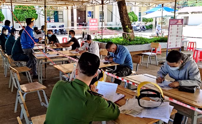 Các đối tượng trốn khai báo tại chốt kiểm dịch Covid-19 đang làm việc với cơ quan Công an huyện Di Linh.