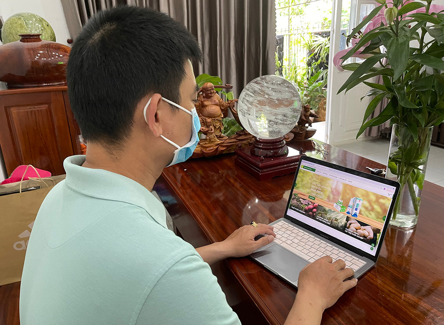 Mua hàng trên các sàn TMĐT đang là xu hướng của nhiều người tiêu dùng. Ảnh: Vũ Thảo Mua hàng trên các sàn TMĐT đang là xu hướng của nhiều người tiêu dùng. Ảnh: Vũ Thảo