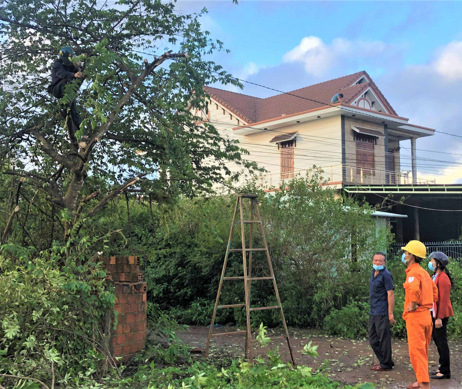 Ban Nhân dân thôn Đồng Tâm quan tâm sửa đường dây điện bị đứt do mưa bão. Ảnh. Hà Tây