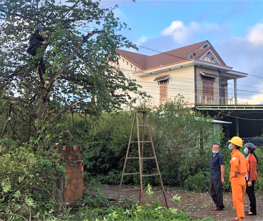 Ban Nhân dân thôn Đồng Tâm quan tâm sửa đường dây điện bị đứt do mưa bão. Ảnh. Hà Tây