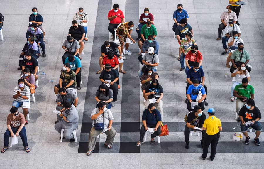 Người dân chờ tiêm vắc xin Covid-19 ở Bangkok, Thái Lan-Ảnh: Reuters