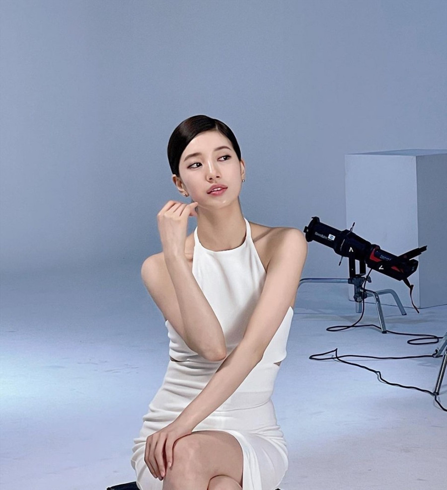 Sau nhiều năm gia nhập làng giải trí xứ kim chi, đến nay, Suzy vẫn luôn là mỹ nhân được đánh giá cao về nhan sắc trong sáng, ngọt ngào, đúng chuẩn “tình đầu quốc dân” - biệt danh mà khán giả đặt cho cô khi tham gia bộ phim “Architecture 101“. Ảnh: Cắt clip.