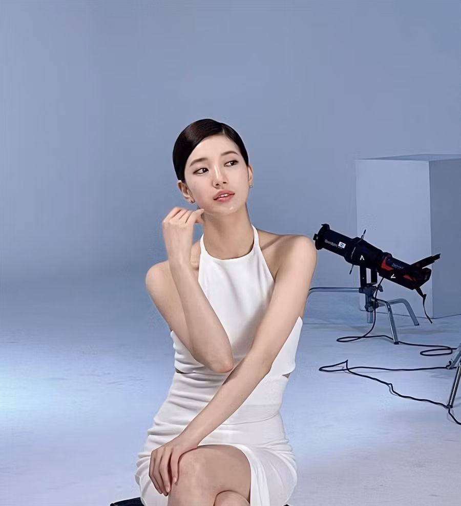 Sau nhiều năm gia nhập làng giải trí xứ kim chi, đến nay, Suzy vẫn luôn là mỹ nhân được đánh giá cao về nhan sắc trong sáng, ngọt ngào, đúng chuẩn “tình đầu quốc dân” - biệt danh mà khán giả đặt cho cô khi tham gia bộ phim “Architecture 101“. Ảnh: Cắt clip.