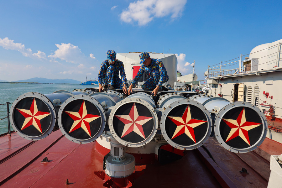 Trung tá Nguyễn Viết Chức (nguyên thuyền trưởng tàu 07, Lữ đoàn 171) kể lại quá trình tham gia chiến dịch Tây Nam và các nhiệm vụ khác của Lữ đoàn 171. ẢNH: NGÔ TRẦN HẢI AN