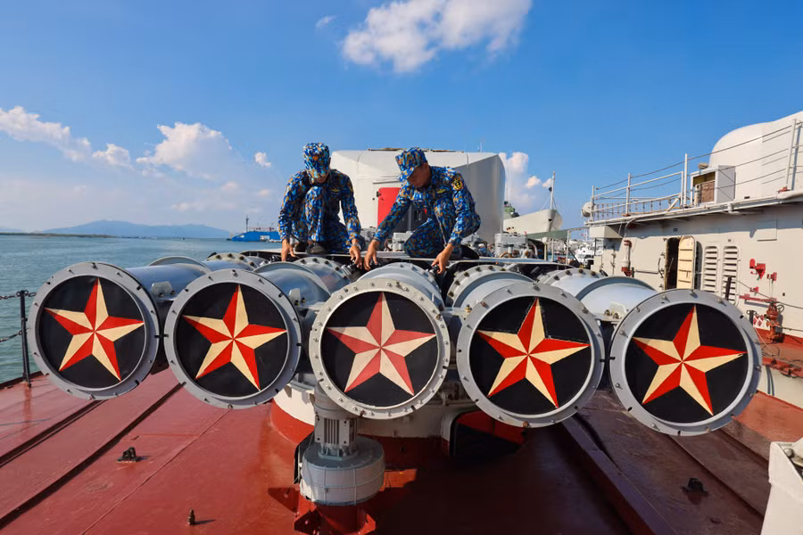 Trung tá Nguyễn Viết Chức (nguyên thuyền trưởng tàu 07, Lữ đoàn 171) kể lại quá trình tham gia chiến dịch Tây Nam và các nhiệm vụ khác của Lữ đoàn 171. ẢNH: NGÔ TRẦN HẢI AN