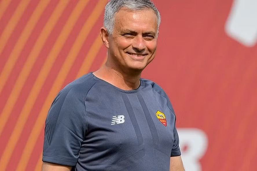 Mourinho đã bắt đầu công việc tại AS Roma. Ảnh: AS Roma FC