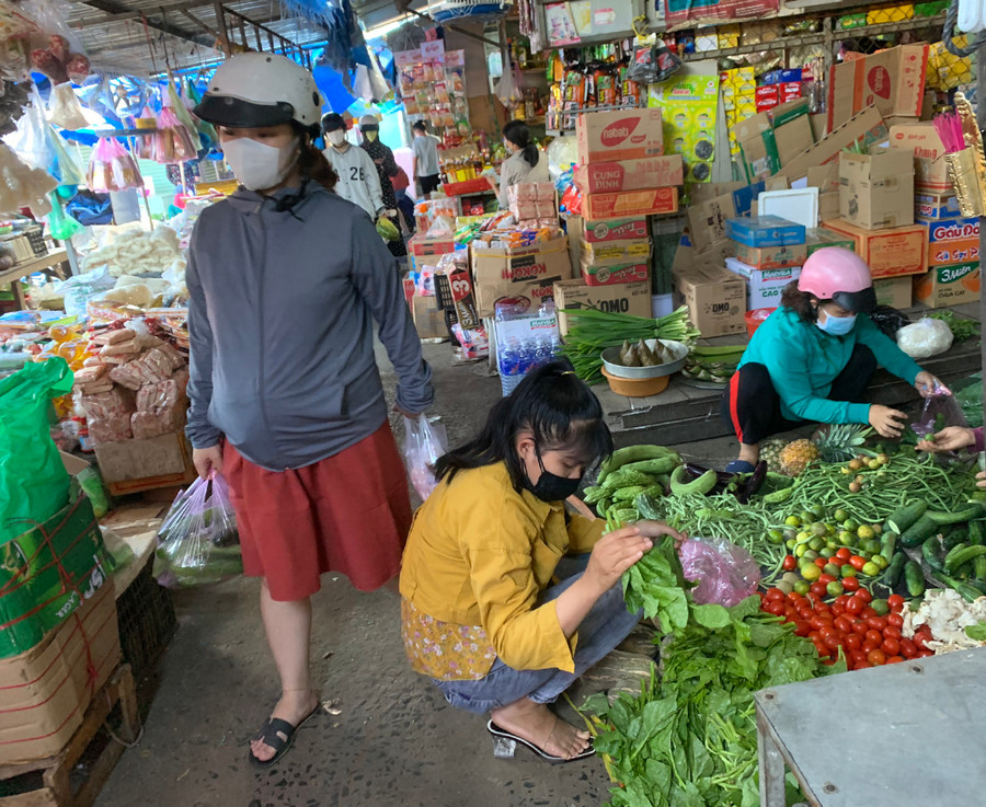 Người dân thị xã Ayun Pa tuân thủ nghiêm quy định đeo khẩu trang khi ra đường và những nơi tập trung đông người. Ảnh: Vũ Chi  Người dân thị xã Ayun Pa tuân thủ nghiêm quy định đeo khẩu trang khi ra đường và những nơi tập trung đông người. Ảnh: Vũ Chi