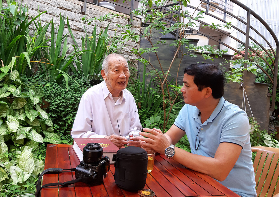  Ông Ngô Thành trò chuyện cùng tác giả bài viết (ảnh chụp trước tháng 4-2021). Ảnh: Nguyễn Hoa