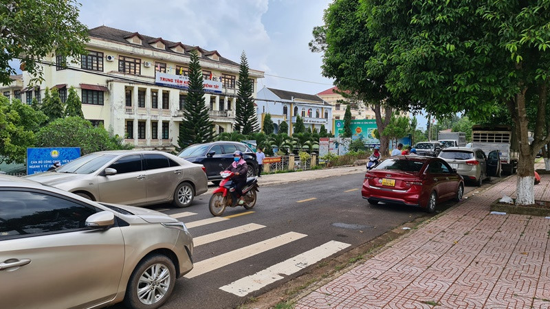 Hàng trăm lượt người đến từ các tỉnh, thành phố trong cả nước tập trung về Trung tâm Kiểm soát bệnh tật tỉnh Đắk Nông để xét nghiệm tầm soát dịch bệnh Covid-19. 