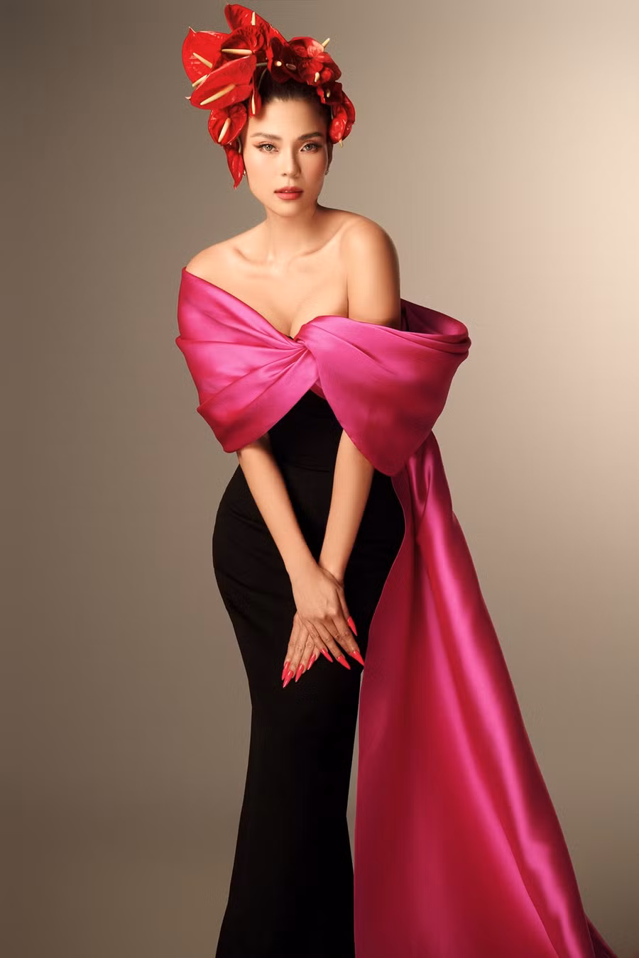 Dù không thể đi làm do ảnh hưởng của dịch bệnh nhưng Thúy Diễm vẫn cùng bạn bè đóng góp và kêu gọi nhà hảo tâm ủng hộ hàng tấn rau củ hỗ trợ những hoàn cảnh khó khăn. Nữ diễn viên 8X cho biết dù bản thân bị hủy rất nhiều dự án nhưng với khả năng của bản thân, cô muốn làm điều gì đó để động viên mọi người vượt qua dịch bệnh. Ảnh: NVCC