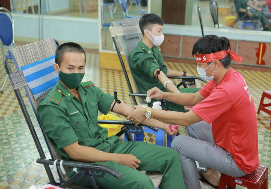 Ảnh 4 Các chiến sĩ lực lượng vũ trang tham gia hiến máu tình nguyện. Ảnh Phan Lài.
