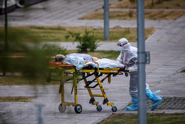 Nhân viên y tế chuyển bệnh nhân COVID-19 vào một bệnh viện ở Moskva, Nga ngày 30/6/2021. (Ảnh: AFP/TTXVN) Nhân viên y tế chuyển bệnh nhân COVID-19 vào một bệnh viện ở Moskva, Nga ngày 30/6/2021. (Ảnh: AFP/TTXVN)