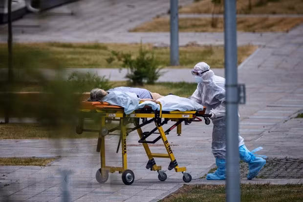 Nhân viên y tế chuyển bệnh nhân COVID-19 vào một bệnh viện ở Moskva, Nga ngày 30/6/2021. (Ảnh: AFP/TTXVN)