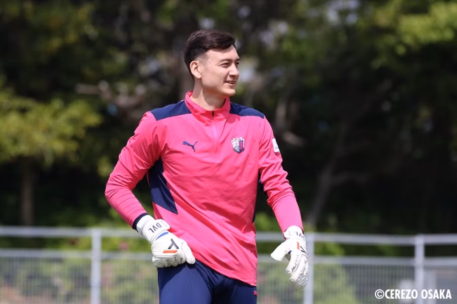 Thủ môn Đặng Văn Lâm bắt chính trong trận đấu gặp Guangzhou tại AFC Champions League. Ảnh: Cerezo Osaka