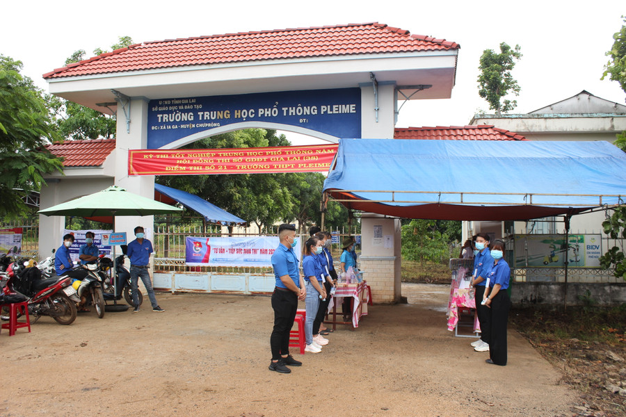 Tại xã biên giới Ia Ga (huyện Chư Prông), từ 6 giờ sáng, đoàn viên, thanh niên 5 xã: Ia Pia, Ia Ga, Ia Mơr, Ia Piơr đã có mặt ở điểm thi Trường THPT Pleime để “tiếp sức mùa thi”. Ảnh: Nguyễn Diệp