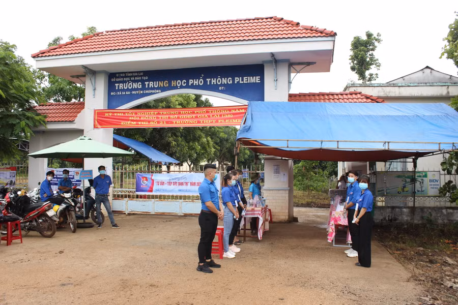 Tại xã biên giới Ia Ga (huyện Chư Prông), từ 6 giờ sáng, đoàn viên, thanh niên 5 xã: Ia Pia, Ia Ga, Ia Mơr, Ia Piơr đã có mặt ở điểm thi Trường THPT Pleime để “tiếp sức mùa thi”. Ảnh: Nguyễn Diệp