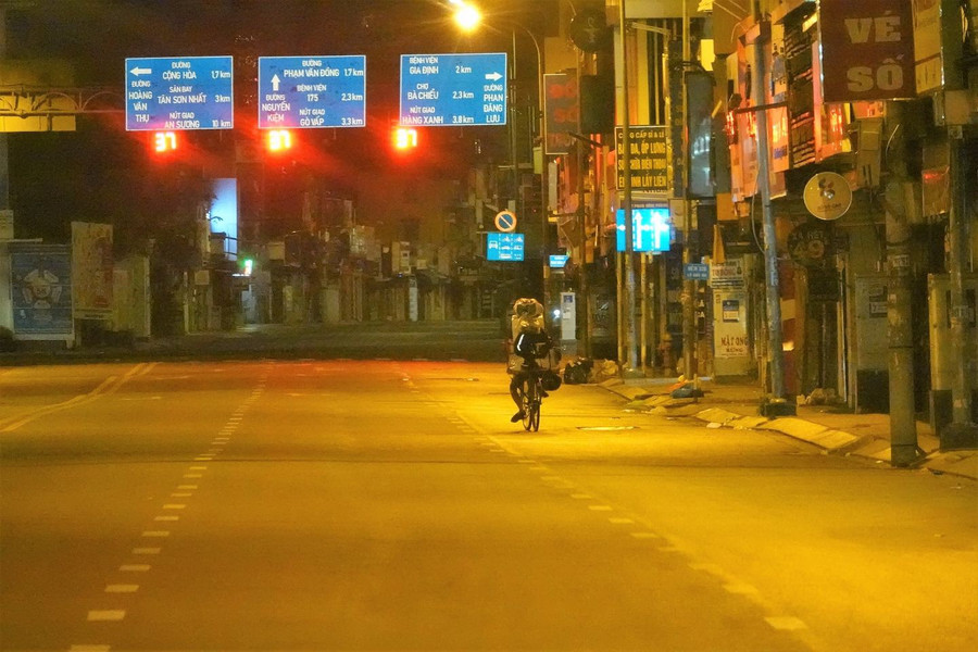 Ngã tư Phan Đình Phùng - Phan Đăng Lưu, Q.Phú Nhuận vào lúc 22 giờ ngày 10.7, ngày thứ 2 giãn cách xã hội toàn thành phố. Ảnh: MAI THANH HẢI