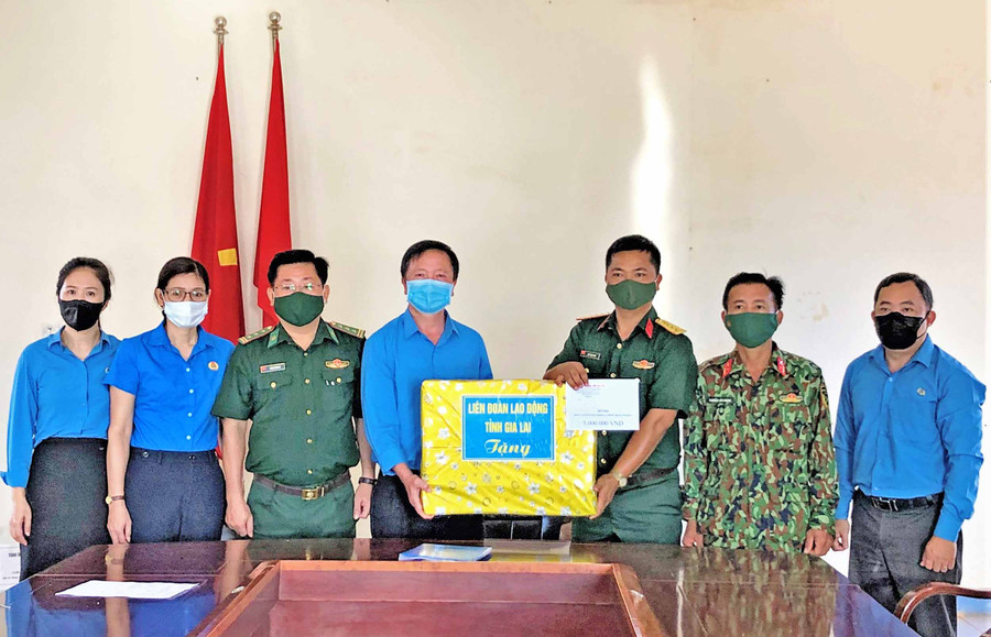 Lãnh đạo LĐLĐ tỉnh thăm hỏi, tặng quà các chiến sỹ đang thực hiện nhiệm vụ tại khu cách ly tâp trung Trung tâm huấn luyện dự bị động viên Binh đoàn 15 huyện Đức Cơ. Ảnh. Đinh Yến