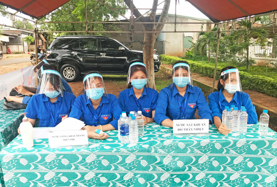 Đoàn viên thanh niên tình nguyện tiếp sức mùa thi tại Trường THPT Trường Chinh( thị trấn Chư Sê, huyện Chư Sê) trang bị kính chắn giọt bắn phòng-chống dịch Covid-19