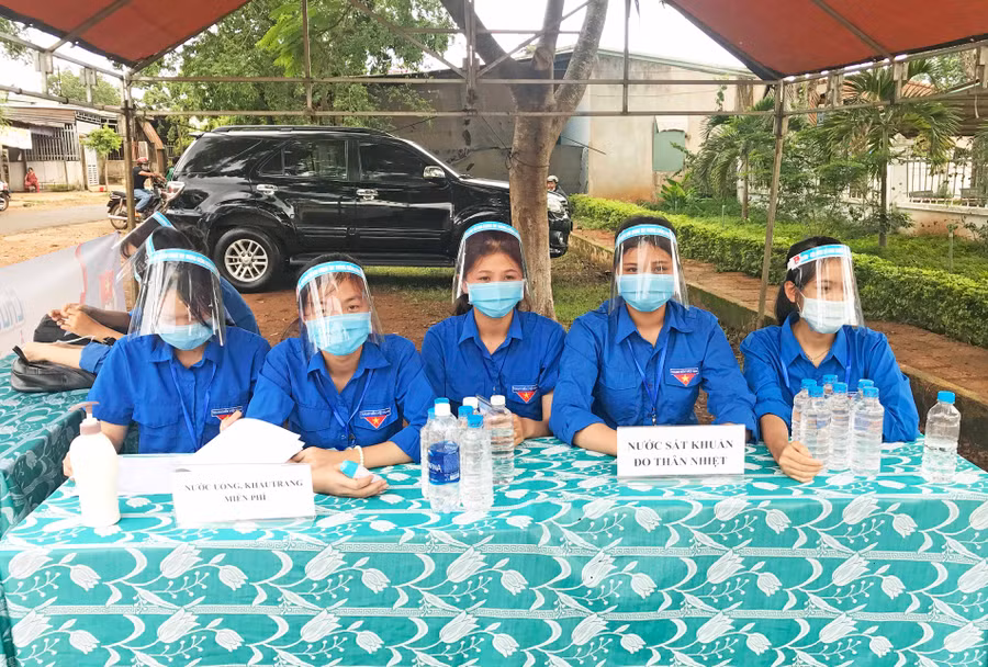 Đoàn viên thanh niên tình nguyện tiếp sức mùa thi tại Trường THPT Trường Chinh( thị trấn Chư Sê, huyện Chư Sê) trang bị kính chắn giọt bắn phòng-chống dịch Covid-19
