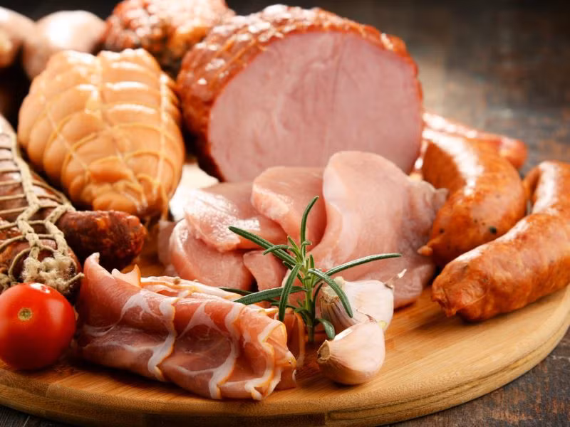 Kết quả cũng cho thấy tiêu thụ ít thịt chế biến hơn và nhiều rau hơn cũng có thể làm giảm nguy cơ bị nhiễm Covid-19. ẢNH SHUTTERSTOCK