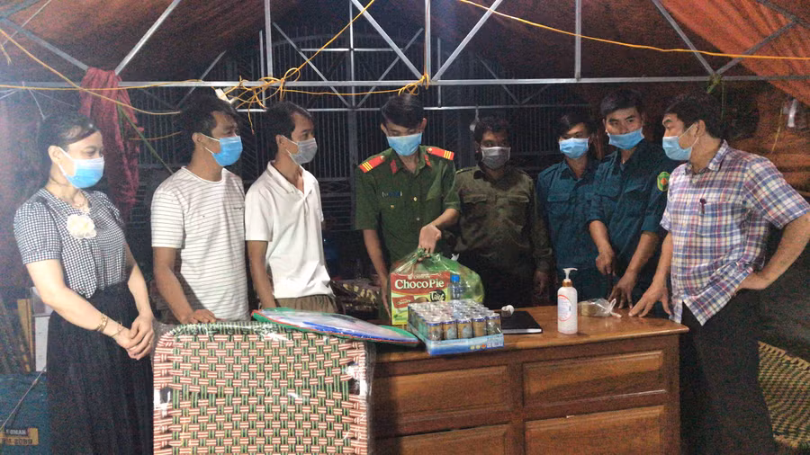 Đại diện Câu lạc bộ Hoa lan Krông Pa đã đến thăm, tặng quà cho một số chốt kiểm soát dịch Covid-19 trên địa bàn huyện. A3nh: Quang Ngọc