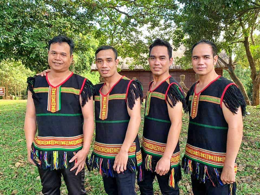 Các thành viên nhóm nhạc Bazan Gia Lai hiện nay đều xuất thân từ Glar (ảnh chụp trước tháng 4-2021). Ảnh: Hoàng Ngọc