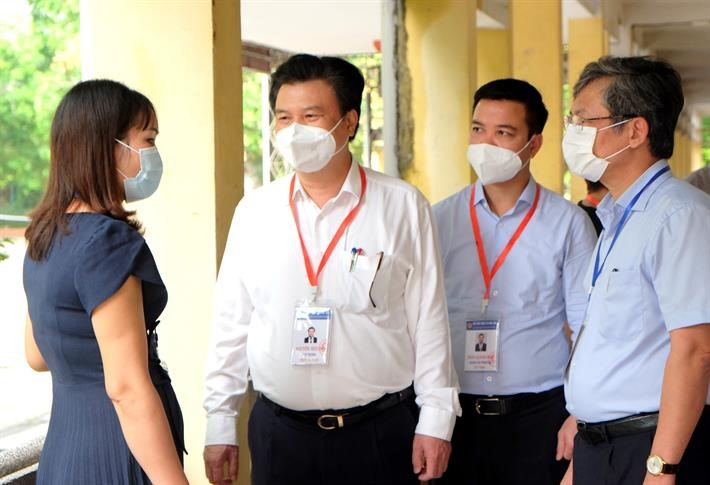 Thứ trưởng Nguyễn Hữu Độ kiểm tra tại Điểm thi trường THPT Tiên Lữ (huyện Tiên Lữ, tỉnh Hưng Yên). Ảnh: MOET Thứ trưởng Nguyễn Hữu Độ kiểm tra tại Điểm thi trường THPT Tiên Lữ (huyện Tiên Lữ, tỉnh Hưng Yên). Ảnh: MOET