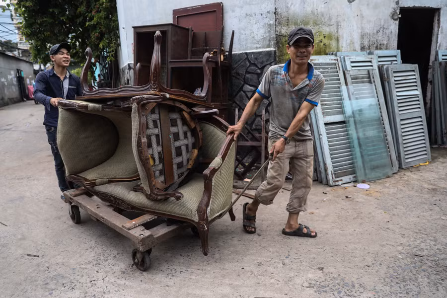 Sau khi thu mua đồ gỗ cũ từ khắp Sài Gòn, người thu mua chở về hẻm 124 Phạm Thế Hiển (Q.8) bán cho các chủ vựa. ẢNH: TRUNG DU