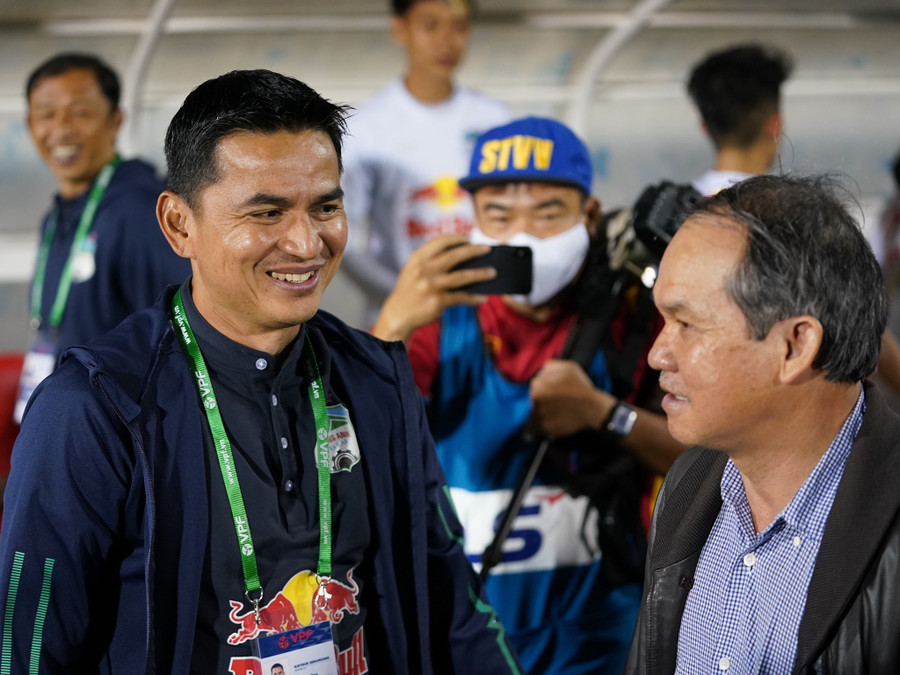 Bầu Đức và HLV Kiatisak có mối liên hệ rất đặc biệt. Ảnh: ĐỘC LẬP