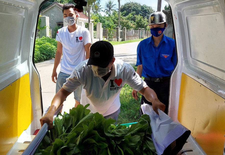 Trong ngày 13.7, chuyến xe đầu tiên chở rau củ, quả ở Kon Tum đã xuất phát đi TP. Hồ Chí Minh. Ảnh: ĐỨC NHẬT