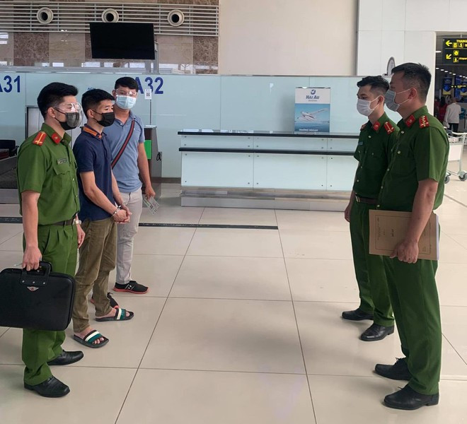 Công an quận Đống Đa bàn giao đối tượng truy nã cho Công an quận 1, TP.Hồ Chí Minh xử lý theo quy định. Ảnh CACC Công an quận Đống Đa bàn giao đối tượng truy nã cho Công an quận 1, TP.Hồ Chí Minh xử lý theo quy định. Ảnh CACC