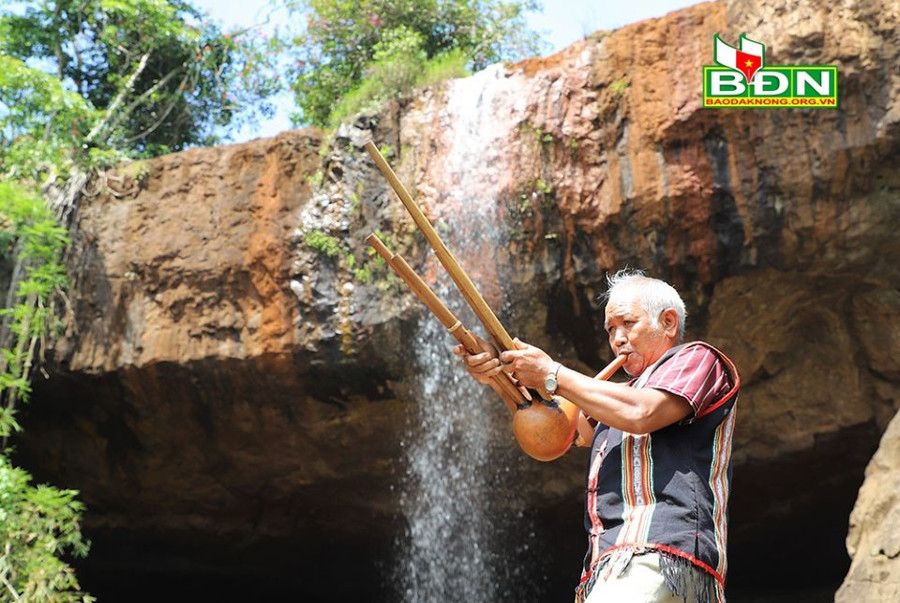 Nghệ nhân ưu tú Y Liêng luôn giữ niềm đam mê với nhạc cụ truyền thống M'nông Nghệ nhân ưu tú Y Liêng luôn giữ niềm đam mê với nhạc cụ truyền thống M'nông