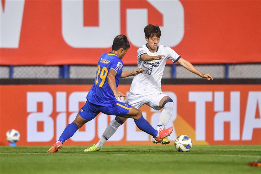 Pathum United (áo xanh) là đội duy nhất ở Đông Nam Á lọt vào vòng knock-out của AFC Champions League 2021. Ảnh: AFP.