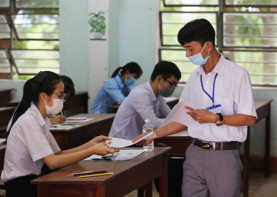 Cán bộ coi thi hướng dẫn các thủ tục cho thí sinh tại điểm thi Trường THPT Nguyễn Tất Thành (huyện Ia Pa) Ảnh Văn Ngọc