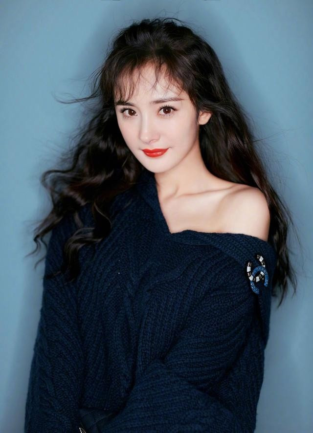 Theo một trang tin Trung Quốc, trong suốt 1 năm vừa qua, Dương Mịch bận rộn đóng phim, đi sự kiện, quay quảng cáo... nhưng không 1 lần trở về Hong Kong thăm con gái Tiểu Gạo Nếp. Mọi chăm lo từ học hành cho tới cuộc sống hiện tại của con gái cô đều do Lưu Khải Uy và ông bà nội lo liệu. Dương Mịch chia sẻ do tình hình dịch bệnh phức tạp nên cô gặp khó khăn trong việc trở về Hong Kong thăm con gái.