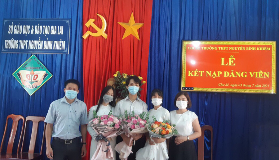  Chi bộ Trường THPT Nguyễn Bỉnh Khiêm tổ chức lễ kết nạp 3 đoàn viên ưu tú vào Đảng. Ảnh: Phan Lài