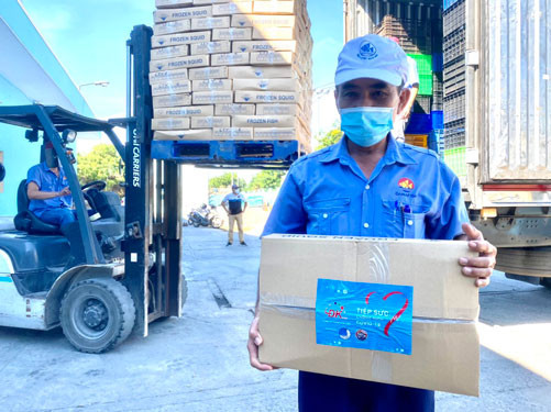 Người dân Huế chở nông sản tới điểm quyên góp để gửi vào hỗ trợ người dân trong vùng dịch tại các tỉnh, thành phía Nam .Ảnh: QUANG TÁM