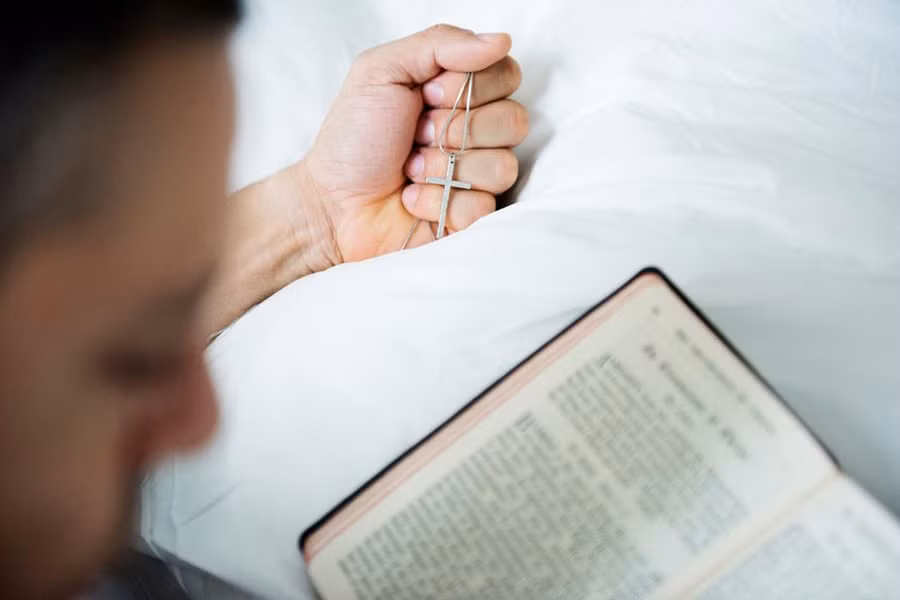 Nhiều người gắn bó với gia đình và tôn giáo. ẢNH MINH HỌA: SHUTTERSTOCK