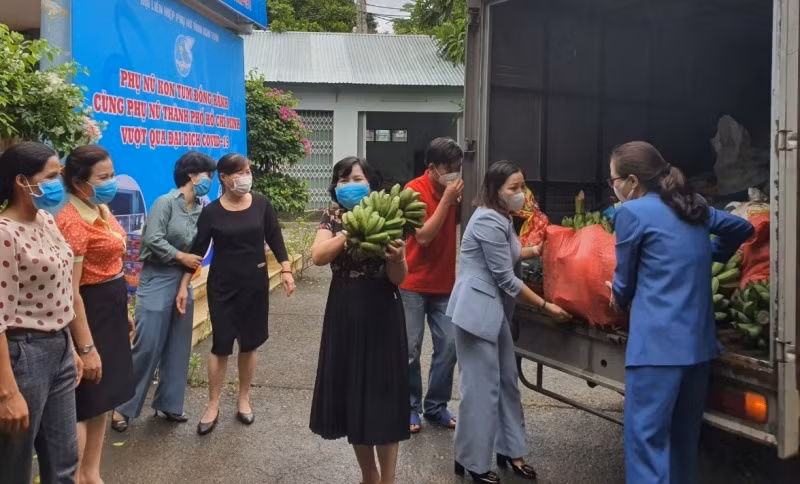 Hội Liên hiệp Phụ nữ tỉnh Kon Tum tiếp nhận thực phẩm, phân loại, bảo quản cẩn thận để gửi đến phụ nữ TP Hồ Chí Minh.